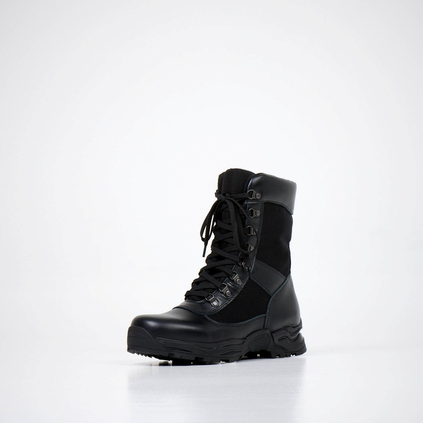 Samelin 590 Desert Boots vetoketjulla, on valmistettu vettä hylkivästä aidosta nahasta ja tekstiilistä.