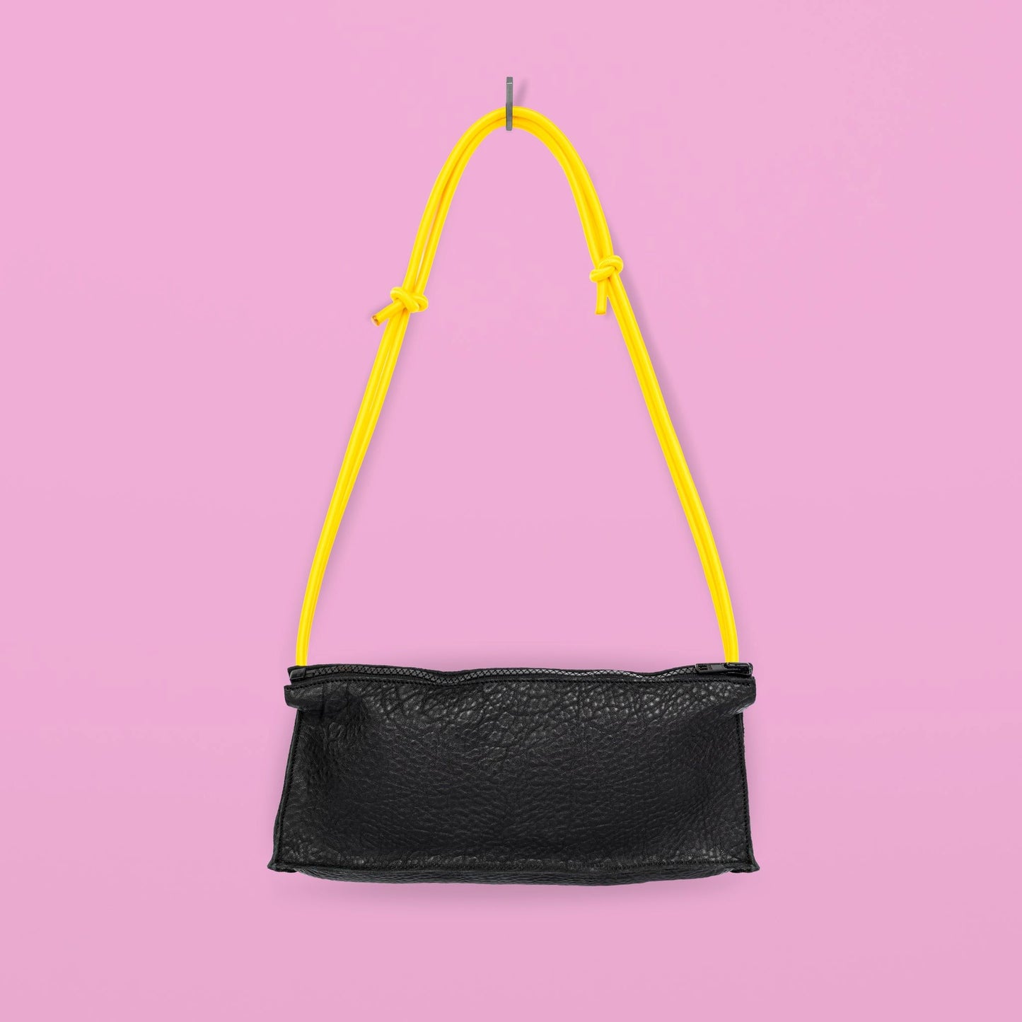 Daz Studion käsintehty crossbody-laukku, joka on valmistettu mustasta aidosta nahasta. Keltainen olkahihna säädettävä ja elastinen.