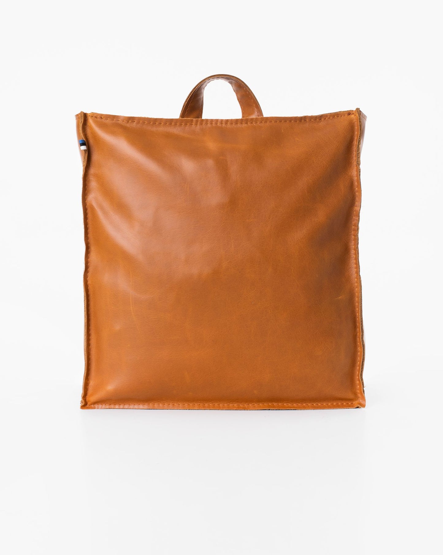 Käsintehty Trendbag-tuotemerkin nahkareppu, väri caramel. Nahkareppu on valmistettu laadukkaasta huonekalujen valmistuksen ylijäämästä.