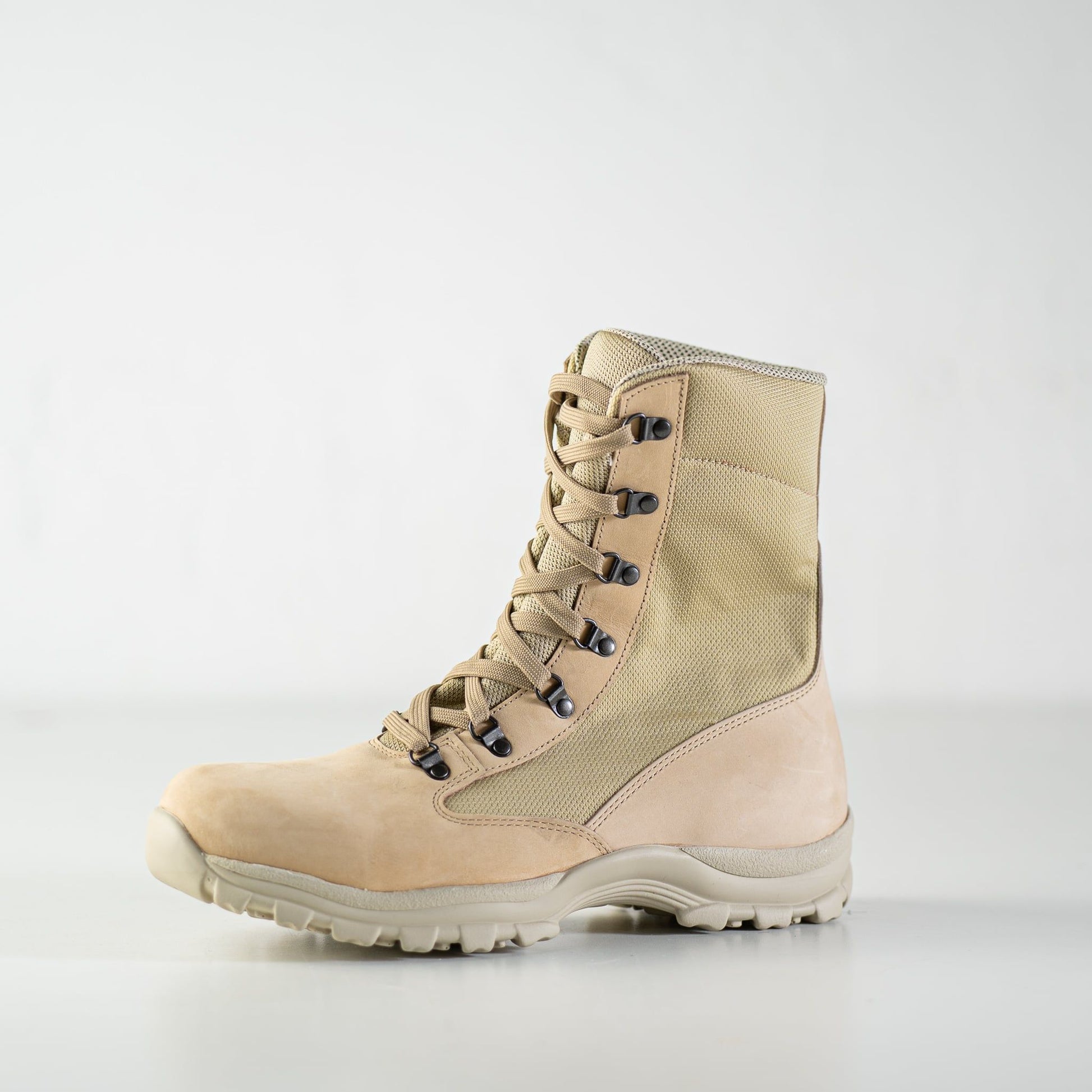 Beiget Samelin 598 Desert Boots, jotka on valmistettu vettä hylkivästä nupukkinahasta ja tekstiilistä.