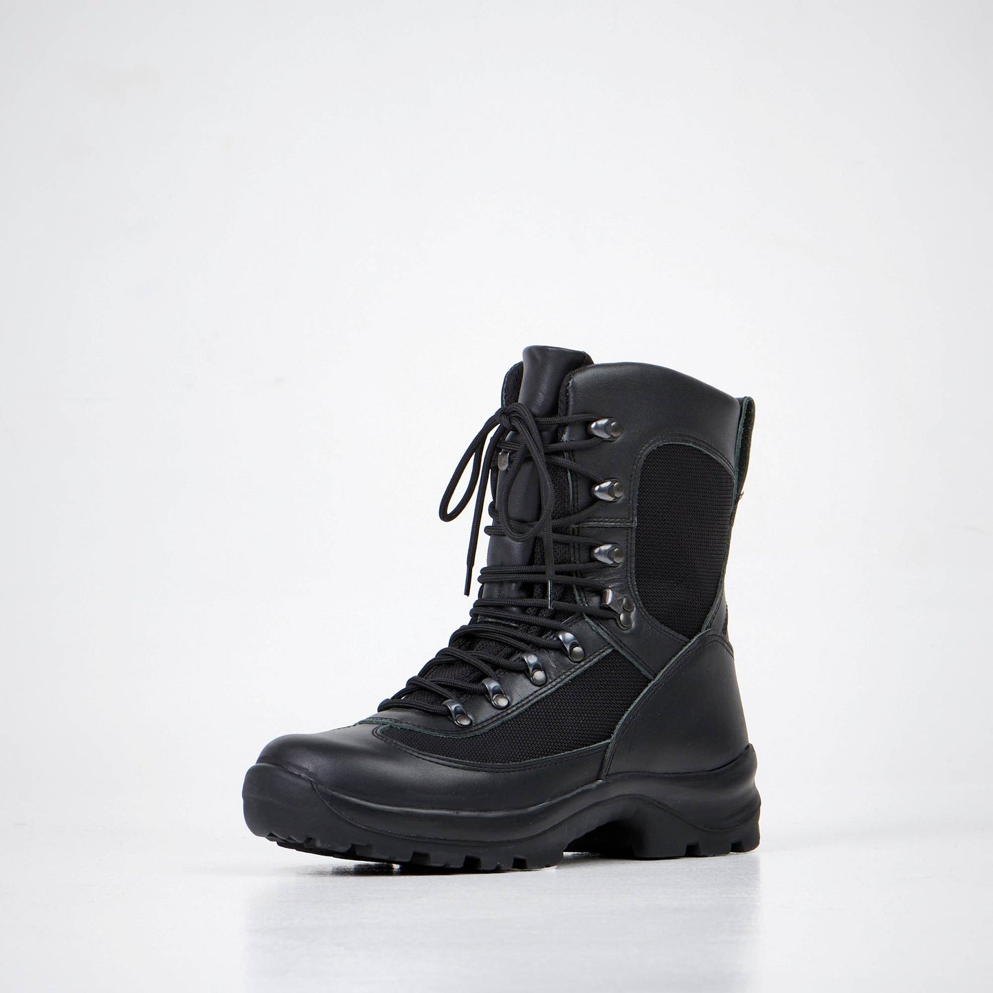 Mustat 732 Samelin Combat Boots, jotka on valmistettu vedenpitävästä krominahasta ja tekstiilistä.