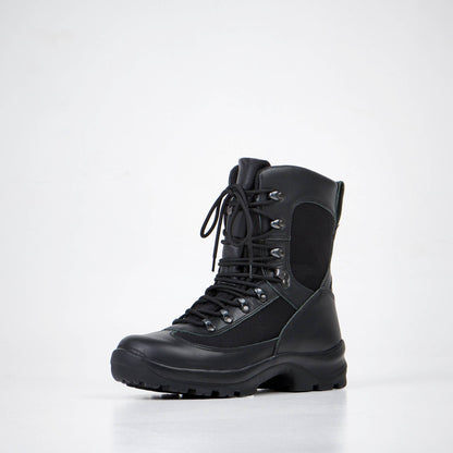 Mustat 732 Samelin Combat Boots, jotka on valmistettu vedenpitävästä krominahasta ja tekstiilistä.