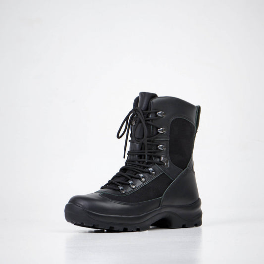 Mustat 732 Samelin Combat Boots, jotka on valmistettu vedenpitävästä krominahasta ja tekstiilistä.