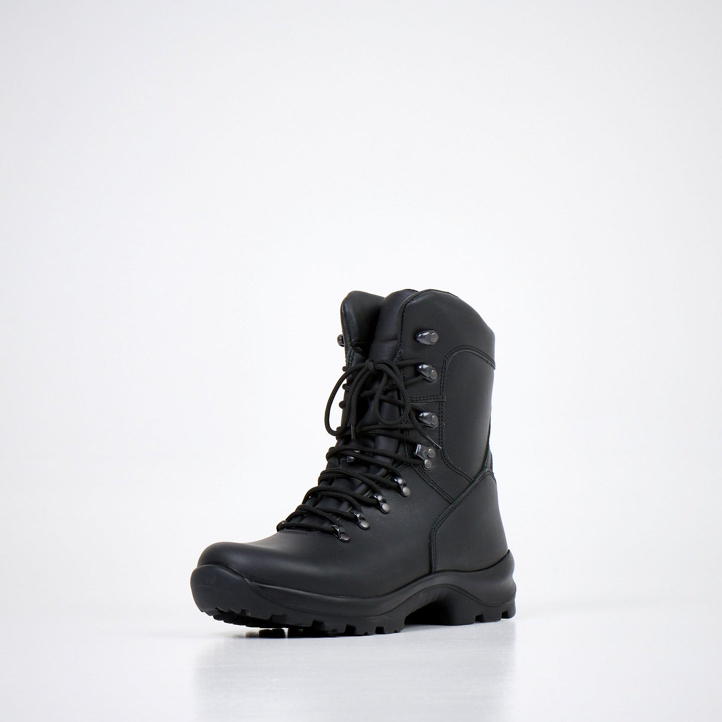 Mustat Samelin 739 Military Boots, jotka ovat valmistettu vedenpitävästä krominahasta.