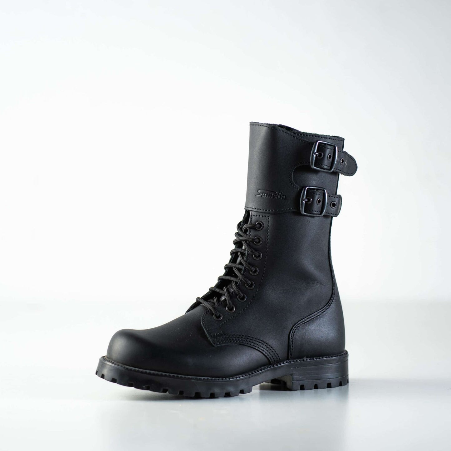 Mustat 791 Samelin Tarkovsky Boots maihinnousukengät, jotka on valmistettu vettä hylkivästä aidosta nahasta.