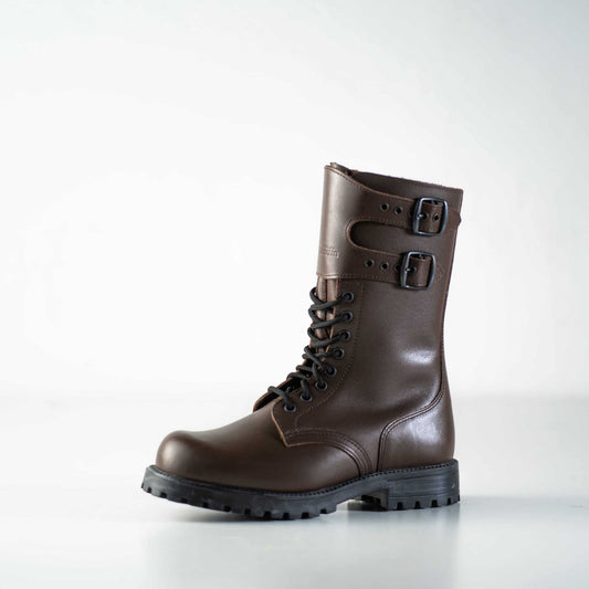 Tumman ruskeat 791 Samelin Tarkovsky Boots maihinnousukengät, jotka on valmistettu vettä hylkivästä aidosta nahasta.