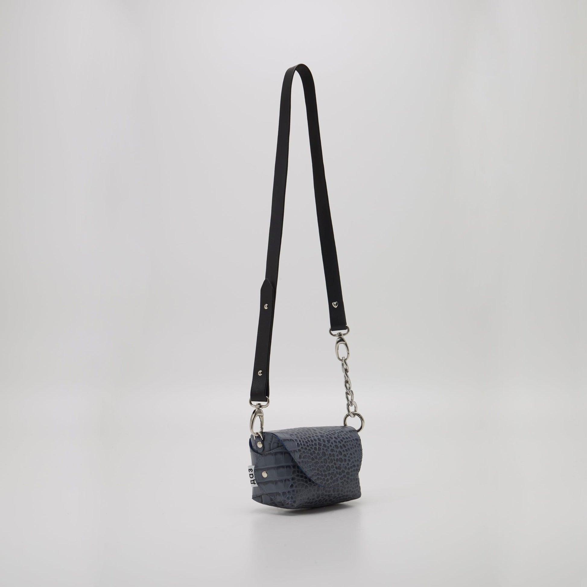 Daz Studion harmaa/sininen crossbody-olkalaukku, joka on valmistettu laadukkaasta italialaisesta nahasta.