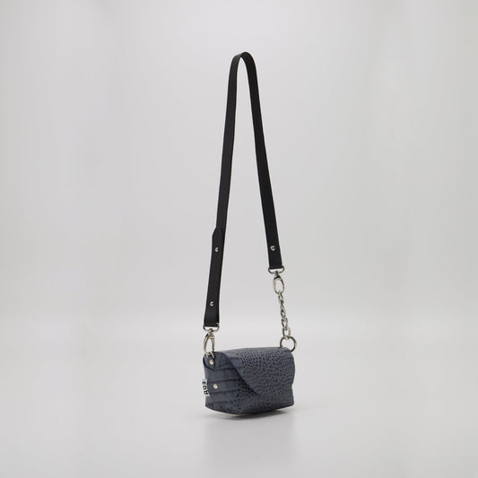 Daz Studion harmaa/sininen crossbody-olkalaukku, joka on valmistettu laadukkaasta italialaisesta nahasta.