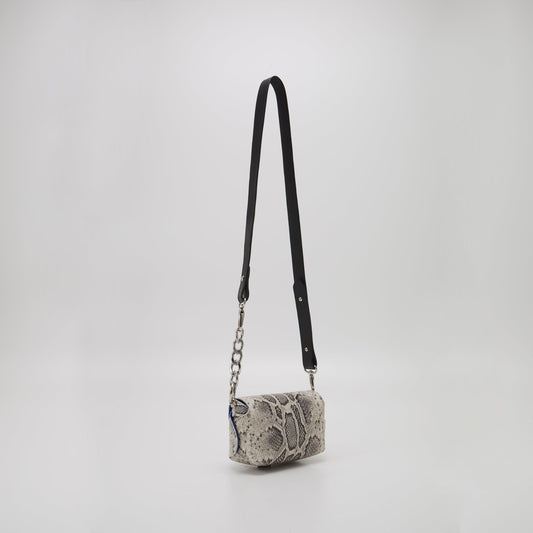Daz Studion käärmekuvioinen crossbody-olkalaukku, joka on valmistettu laadukkaasta italialaisesta nahasta.