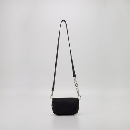 Daz Studion musta crossbody-olkalaukku, joka on valmistettu laadukkaasta italialaisesta nahasta.
