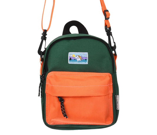 Vihreä-oranssi pienikokoinen Moomin By Nordicbuddies crossbody-laukku, joka on virallinen Muumi-tuote.