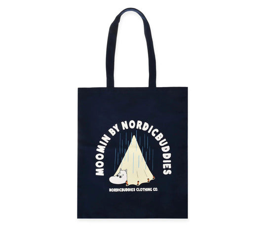 Tumman sininen eettisesti uusiutuvalla energialla tuotettu Muumipeikko retkeilee - Moomin by Nordicbuddies  kangaskassi, joka on kestävää puuvillaa.