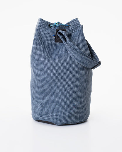 Käsintehty sininen Trendbag-tuotemerkin Märss -kangaslaukku, joka on valmistettu laadukkaasta huonekaluteollisuuden ylijäämäkankaasta.