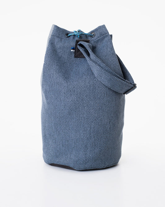 Käsintehty sininen Trendbag-tuotemerkin Märss -kangaslaukku, joka on valmistettu laadukkaasta huonekaluteollisuuden ylijäämäkankaasta.