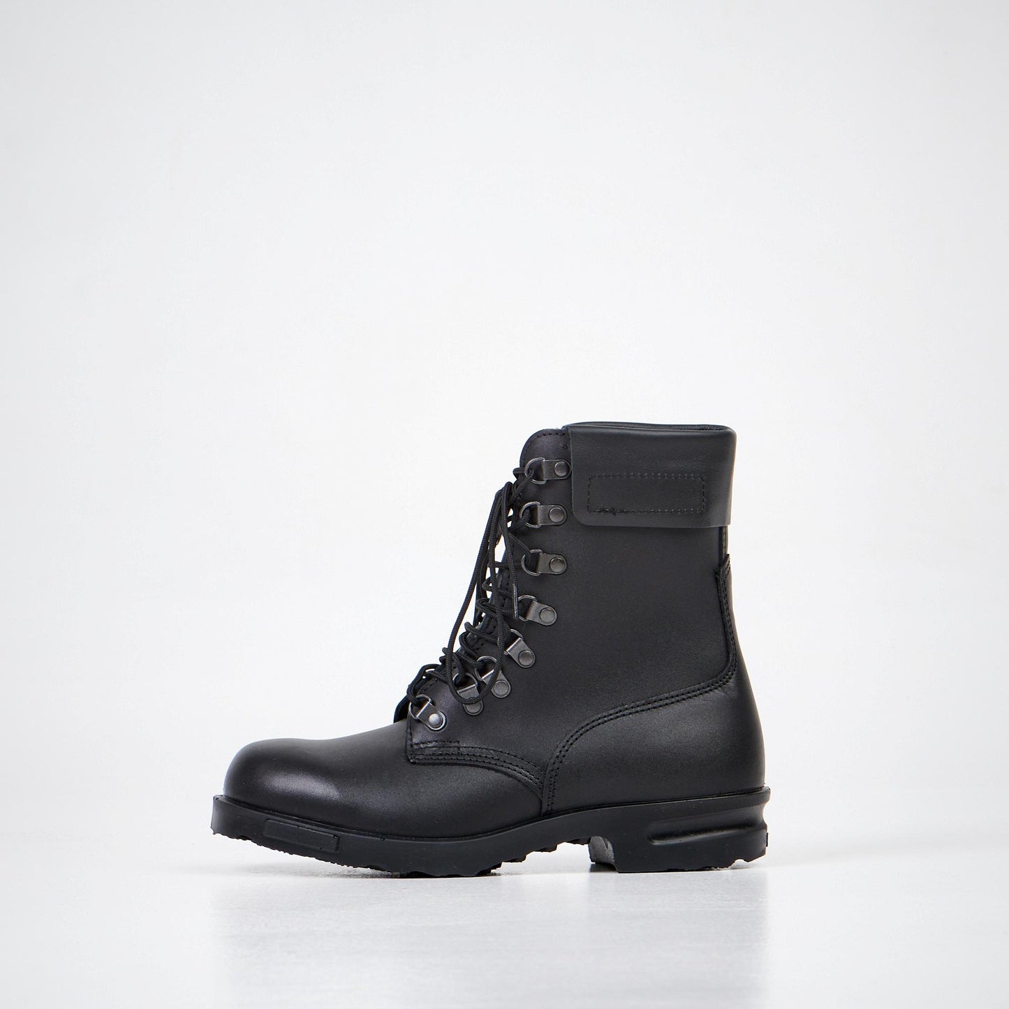 Samelin Hawk Pilot Boots ovat mustat sotilasluokan lentäjän saappaat, jotka on valmistettu vettä hylkivästä täysnahasta.