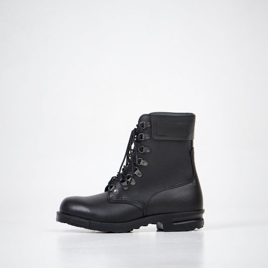 Samelin Hawk Pilot Boots ovat mustat sotilasluokan lentäjän saappaat, jotka on valmistettu vettä hylkivästä täysnahasta.