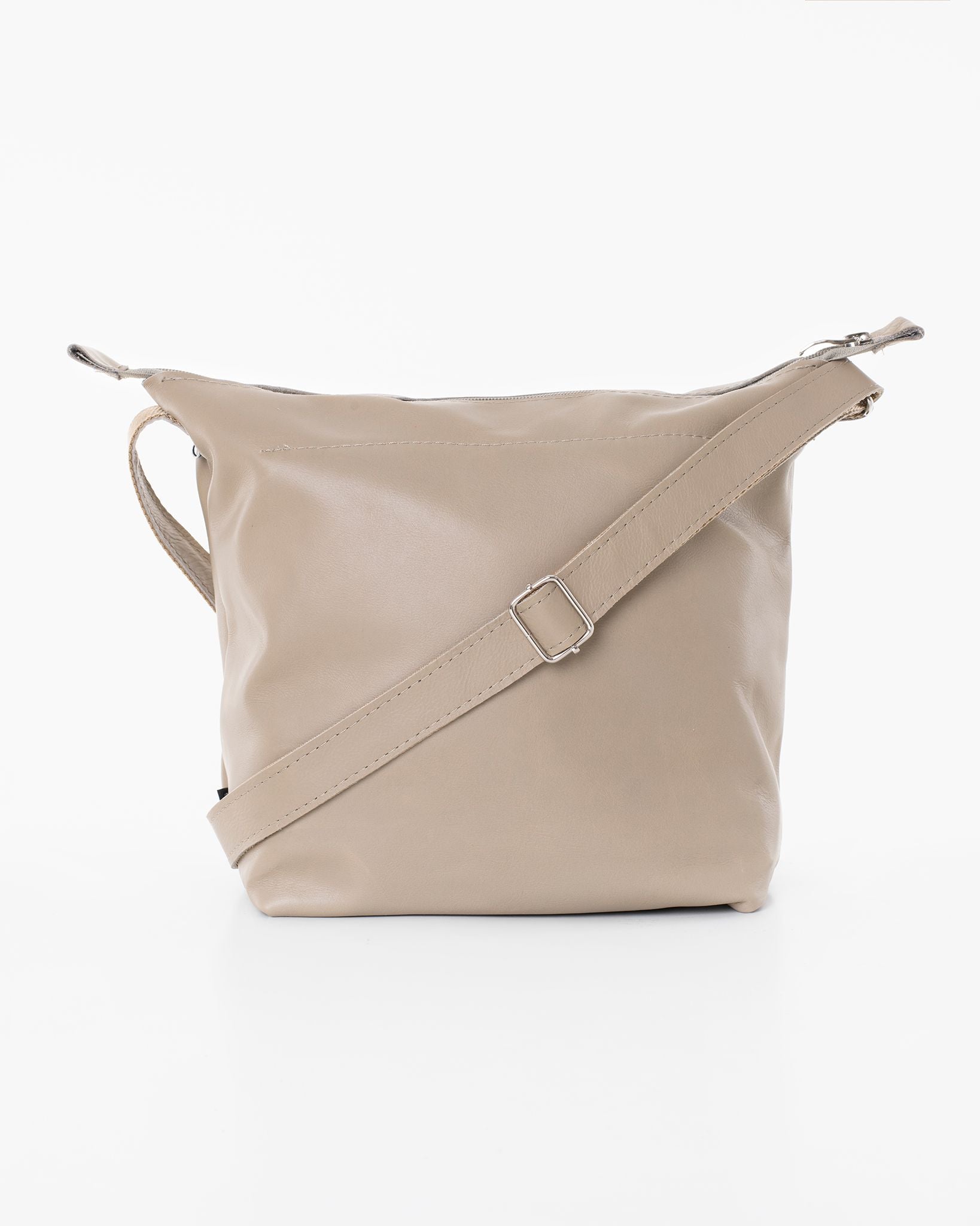 Pienikokoinen käsintehty nahkalaukku, joka on valmistettu laadukkaasta huonekaluteollisuuden ylijäämästä. Väri on beige.