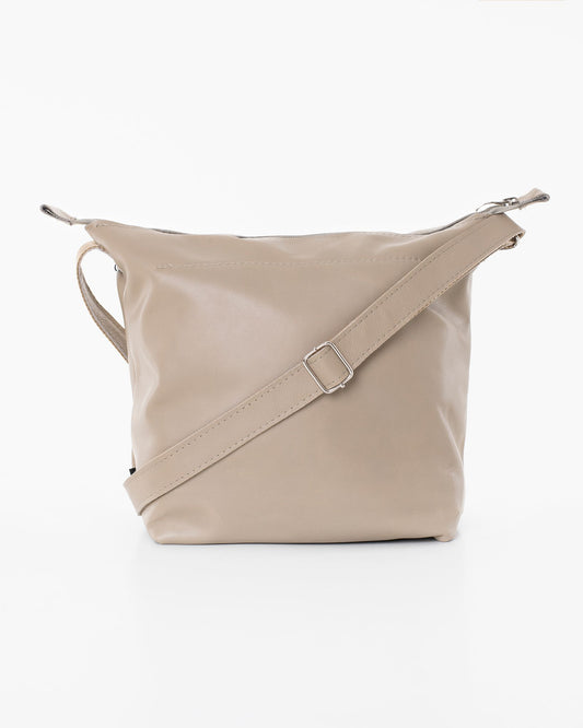 Pienikokoinen käsintehty nahkalaukku, joka on valmistettu laadukkaasta huonekaluteollisuuden ylijäämästä. Väri on beige.