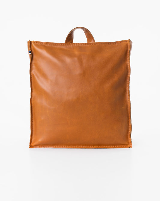 Käsintehty Trendbag-tuotemerkin nahkareppu, väri caramel. Nahkareppu on valmistettu laadukkaasta huonekalujen valmistuksen ylijäämästä.