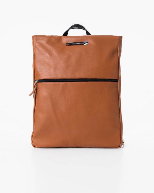 Käsintehty Trendbag-tuotemerkin nahkareppu, joka on valmistettu laadukkaasta huonekaluteollisuuden ylijäämästä. Väri on peanut.