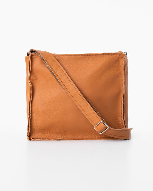Käsintehty Trendbag-tuotemerkin Folk 1 nahkalaukku, väri calvados. Laukku on valmistettu huonekalujen valmistuksen laadukkaasta ylijäämästä.