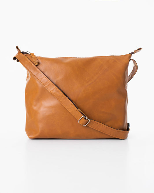 Käsintehty Trendbag-tuotemerkin Anet L nahkalaukku, joka on valmistettu laadukkaasta huonekaluteollisuuden ylijäämästä. Aitoa nahkaa, väri on caramel.