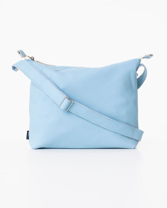 Käsintehty Trendbag-tuotemerkin Anet L nahkalaukku, joka on valmistettu laadukkaasta huonekaluteollisuuden ylijäämästä. Aitoa nahkaa, väri on vaalean sininen.