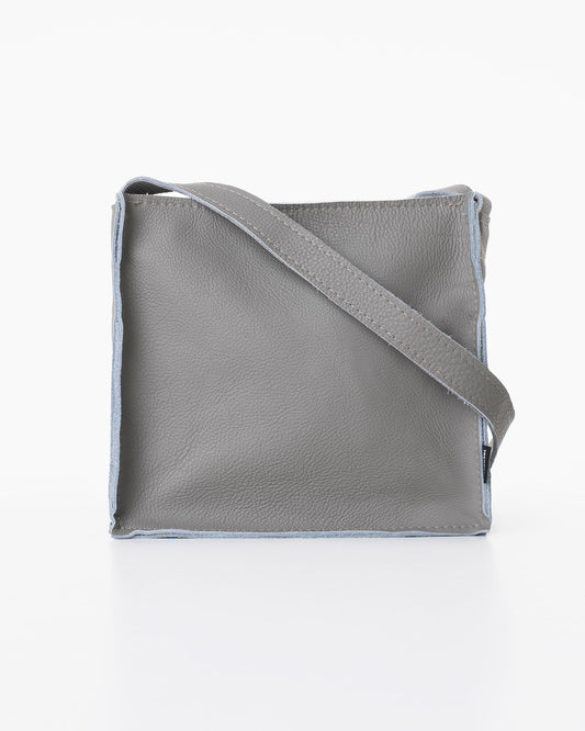 Käsintehty Trendbag-tuotemerkin Folk 1 vaalean harmaa nahkalaukku, joka on valmistettu huonekalujen valmistuksen laadukkaasta ylijäämästä.