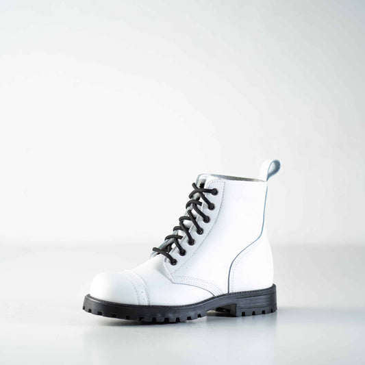 Valkoiset Samelin 517 Aviator Boots nahkanilkkurit, jotka on valmistettu vettä  hylkivästä aidosta nahasta.